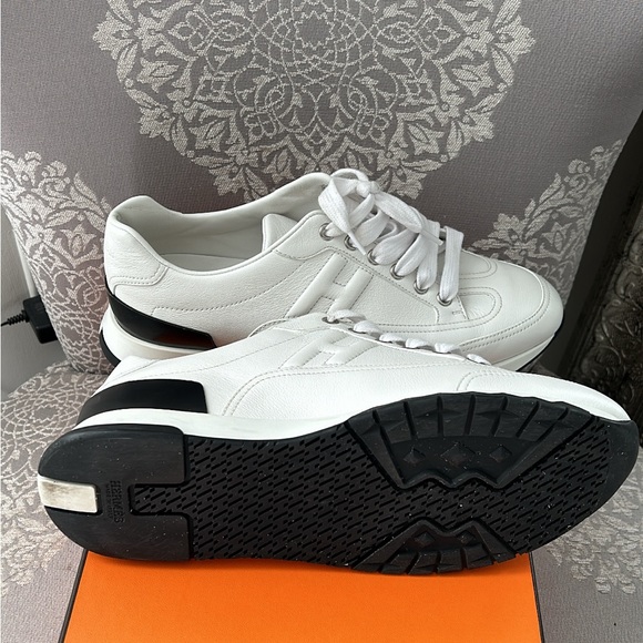 Authentic Hermes woman’s sneaker like New!!! Wht with blk soles. Size 39.5 - Picture 8 of 8